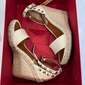 VALENTINO DOUBLE ROCKSTUD GRAINY CALFSKIN WEDGE SANDAL